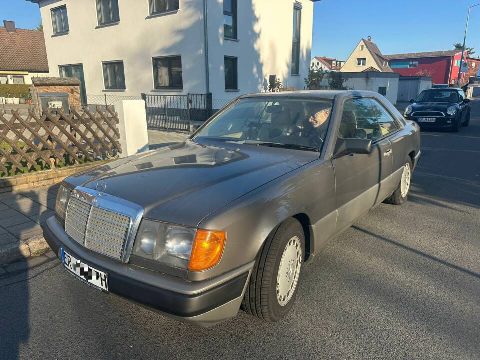 Immagine 3/12 di Mercedes-Benz 300 CE (1988)