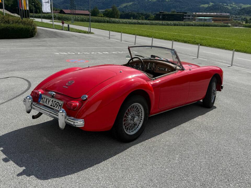 Image 7/8 of MG MGA 1600 (1961)