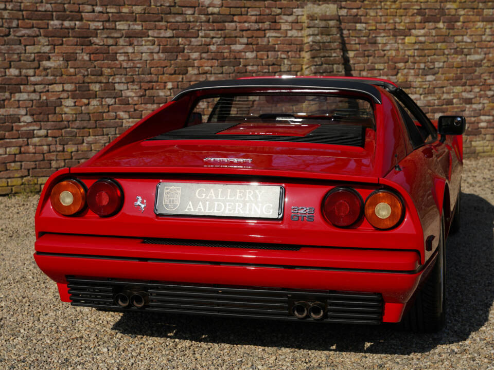 Image 38/50 of Ferrari 328 GTS (1989)