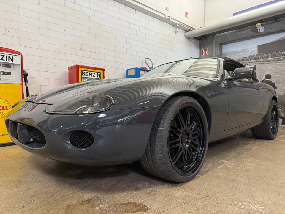 Image 2/21 of Jaguar XKR (1998)
