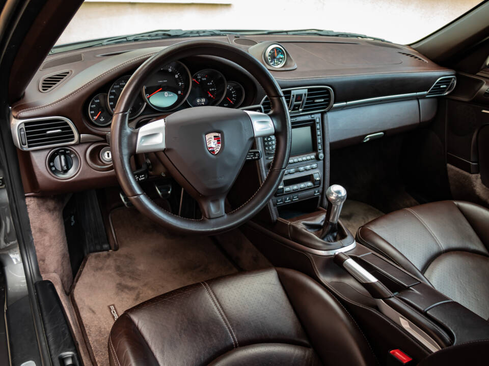 Bild 36/50 von Porsche 911 Carrera 4S (2006)
