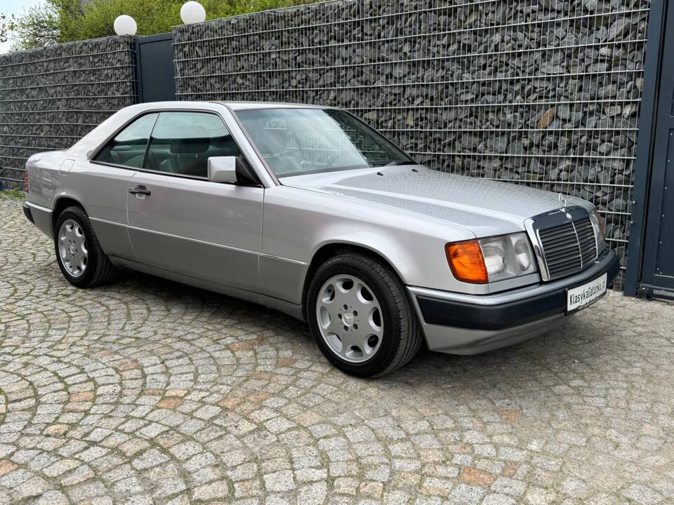 Imagen 62/100 de Mercedes-Benz 300 CE (1992)