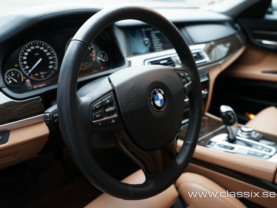 Image 18/23 of BMW 750i (2009)