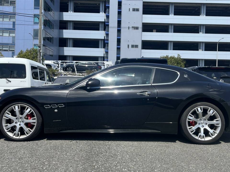Image 2/39 de Maserati GranTurismo S (2010)