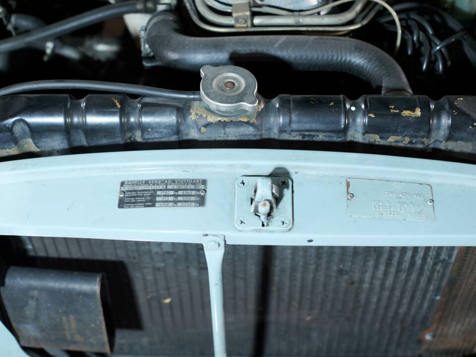Image 31/91 of Mercedes-Benz 280 SE (1970)