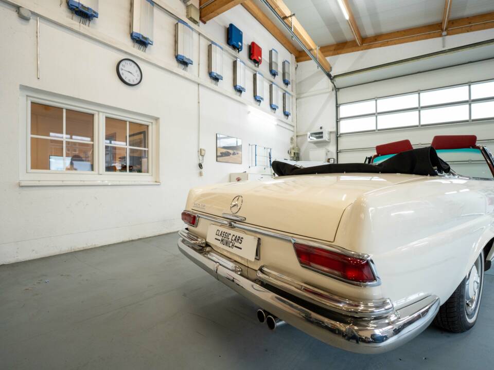 Image 35/37 of Mercedes-Benz 250 SE (1966)