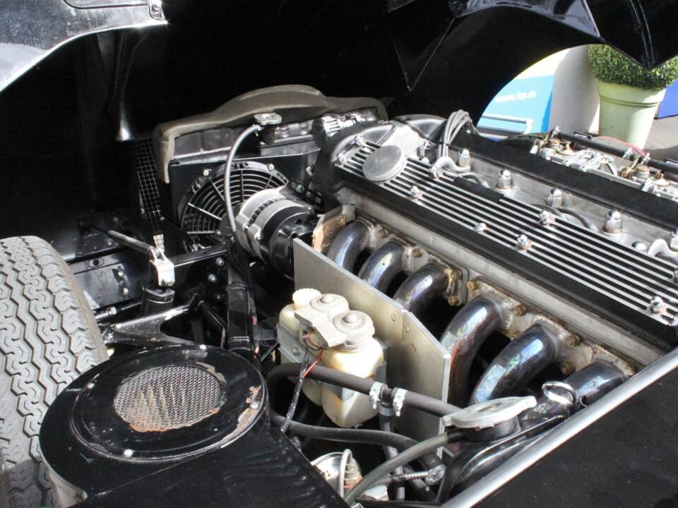 Image 9/24 of Jaguar E-Type (1970)