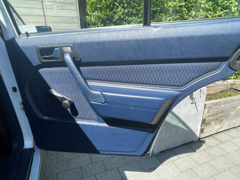 Image 25/57 of Mercedes-Benz 190 D 2.5 (1992)