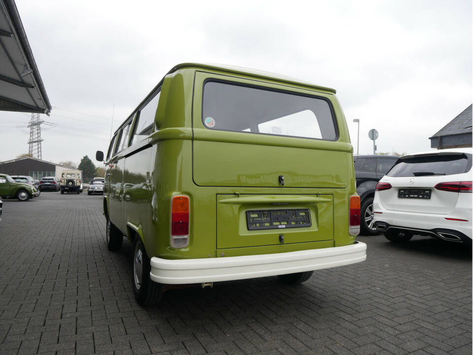 Immagine 6/21 di Volkswagen T2b Deluxe (1975)
