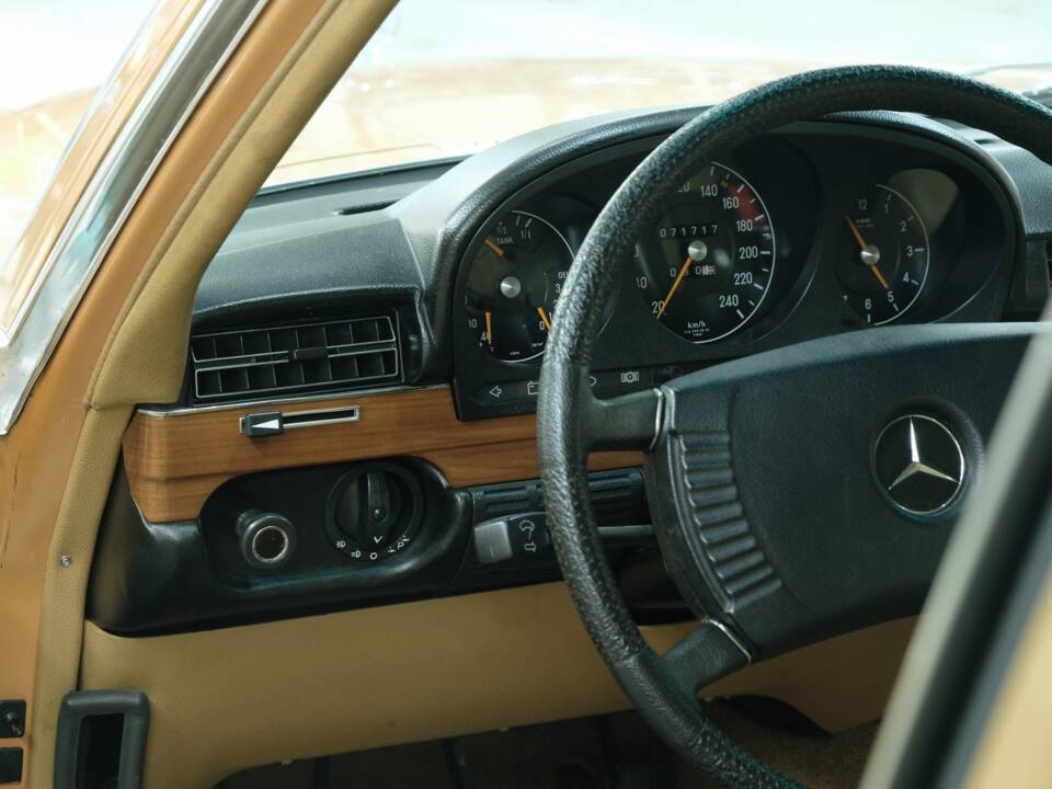 Image 23/50 de Mercedes-Benz 350 SE (1973)