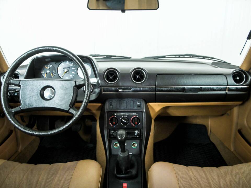 Image 7/50 of Mercedes-Benz 300 D (1980)
