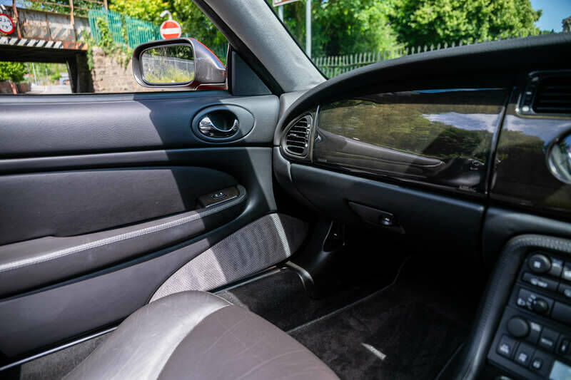 Image 28/33 of Jaguar XK8 4.0 (1999)
