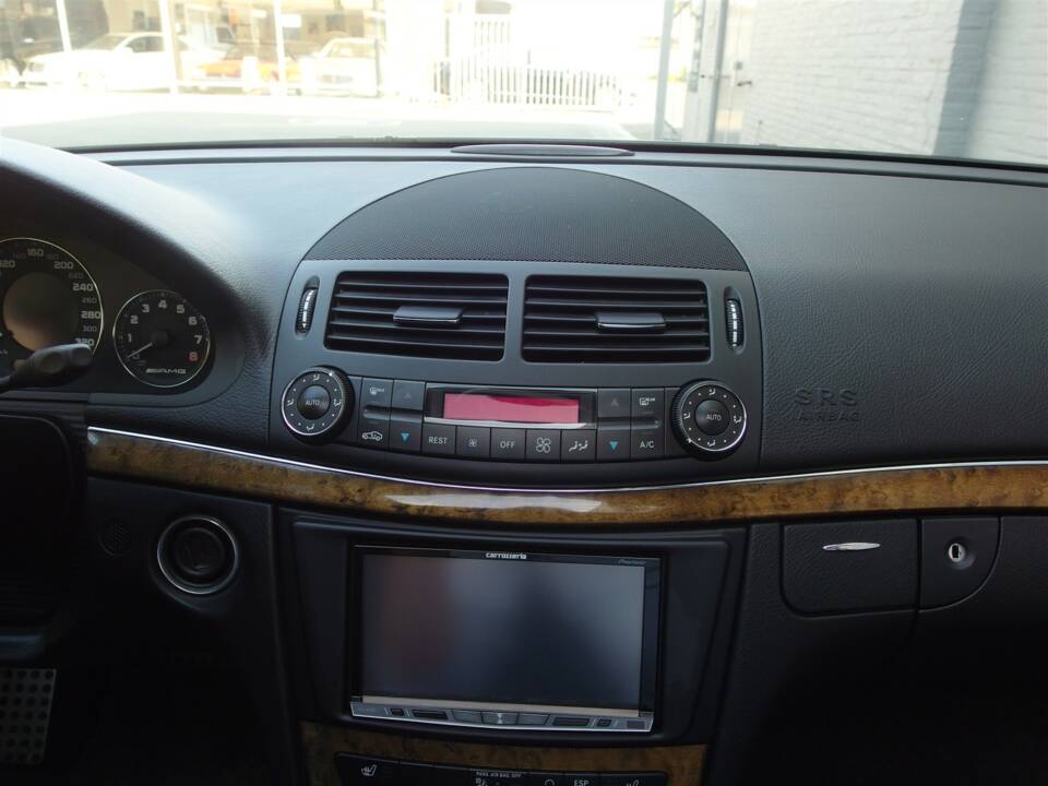 Image 43/98 of Mercedes-Benz E 63 AMG T (2008)