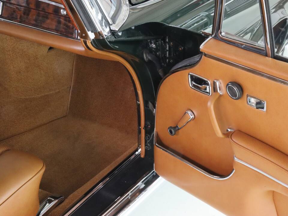 Image 22/99 of Mercedes-Benz 280 SE 3,5 (1971)