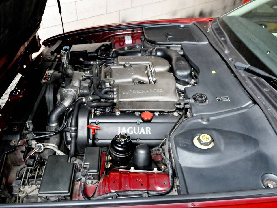 Image 12/32 of Jaguar XJR 4.0 (1999)