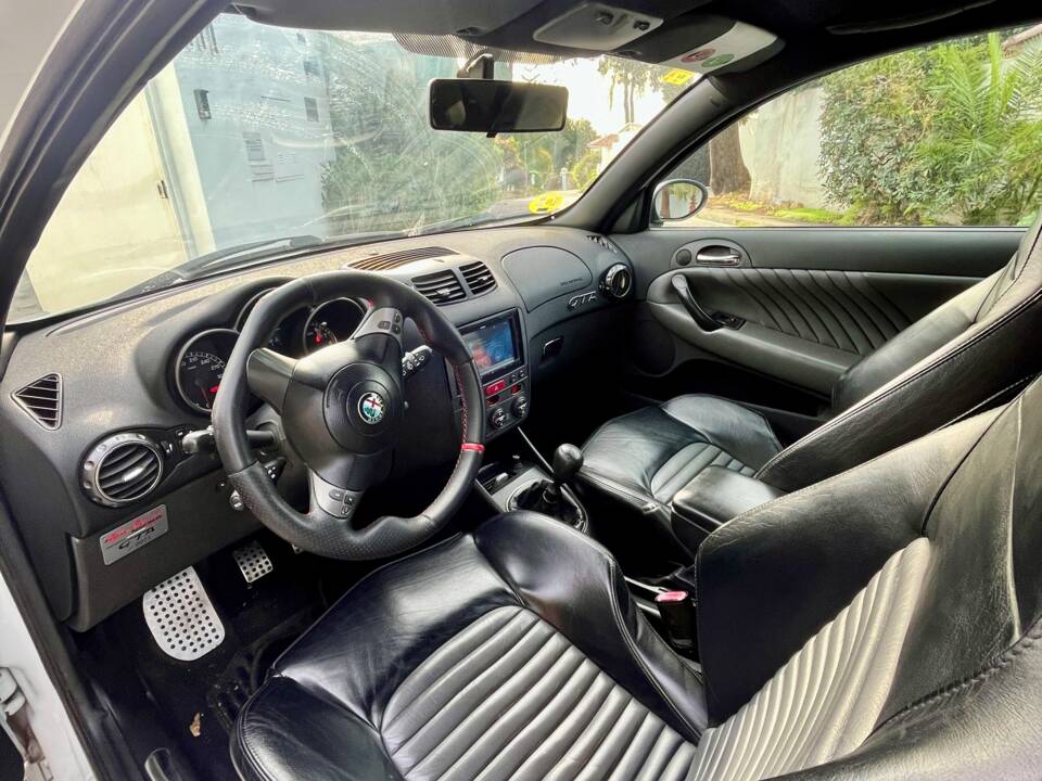 Imagen 6/9 de Alfa Romeo 147 3.2 GTA (2004)