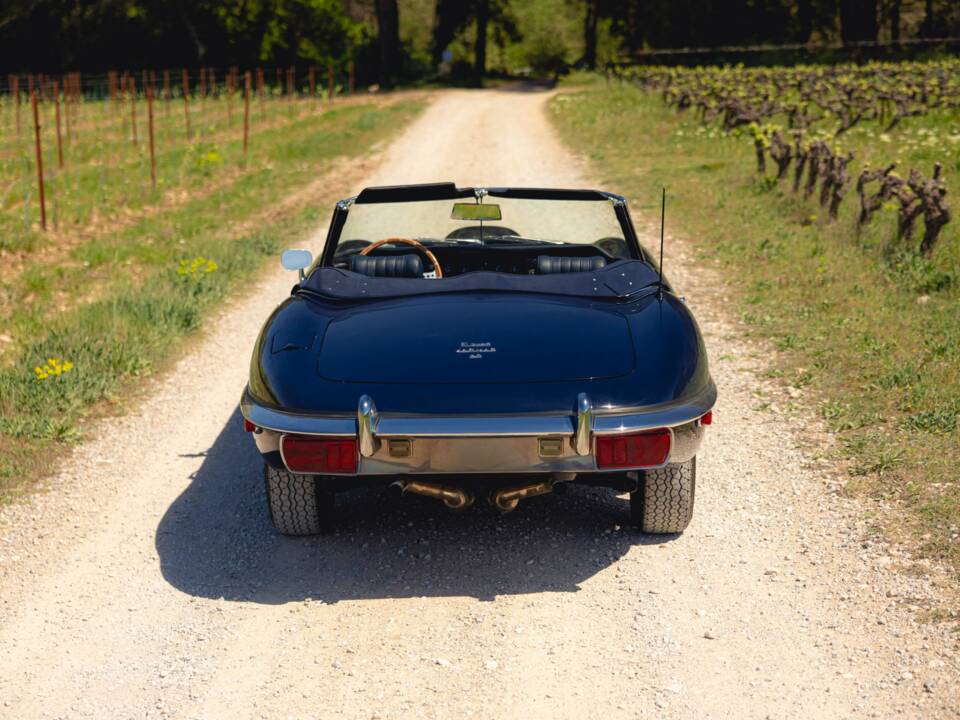 Image 6/50 de Jaguar E-Type (1969)