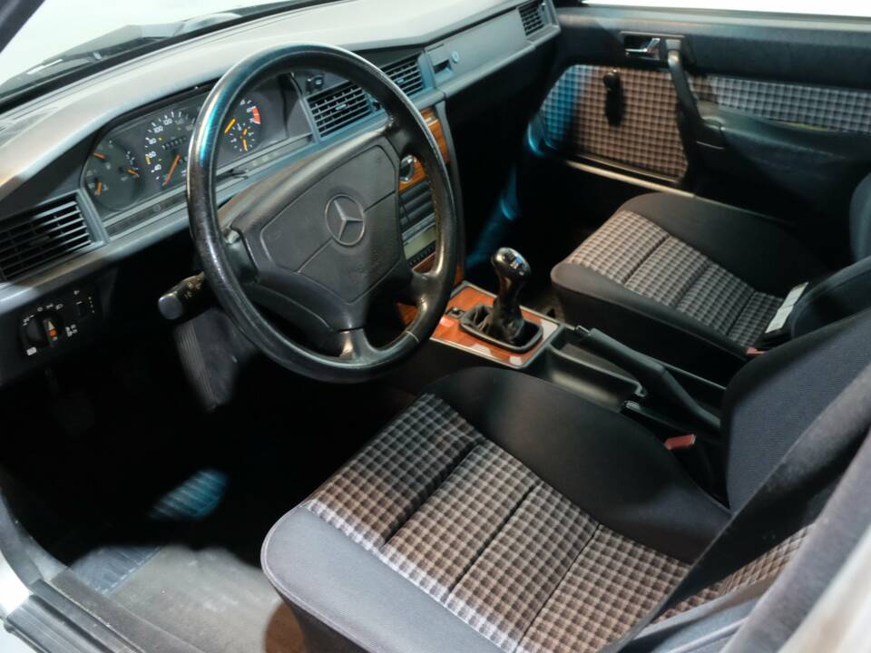 Bild 4/32 von Mercedes-Benz 190 E 1.8 (1991)