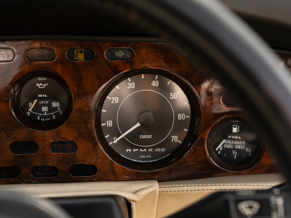 Immagine 21/32 di Aston Martin V8 Vantage Volante (1988)