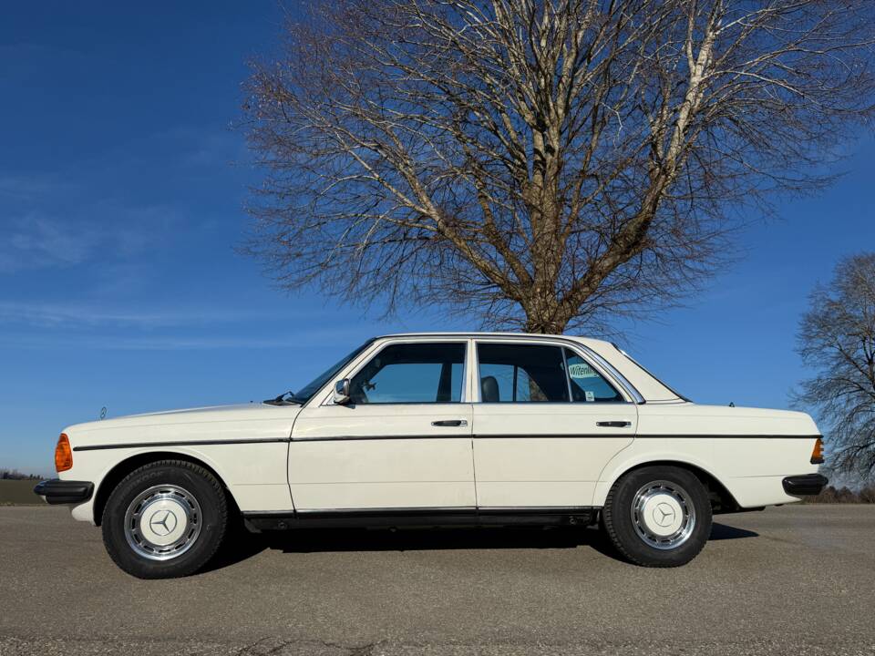 Image 2/7 of Mercedes-Benz 230 E (1981)