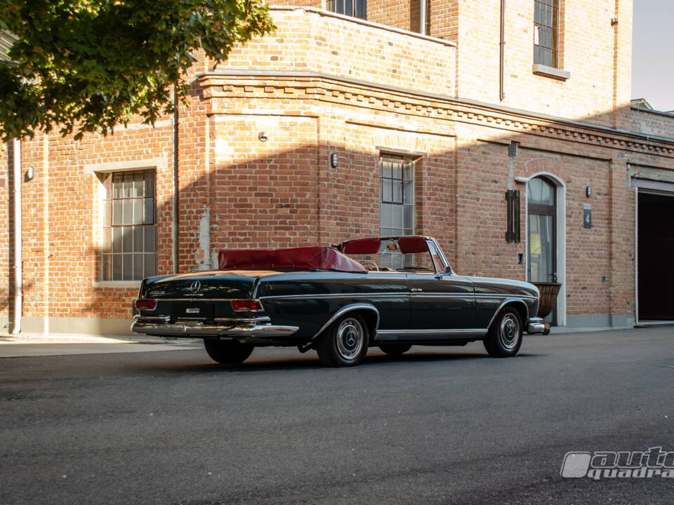 Afbeelding 4/19 van Mercedes-Benz 220 SE b (1962)