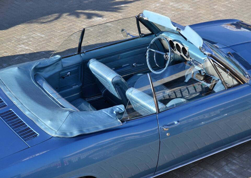 Image 2/8 of Chevrolet Corvair Monza Convertible (1965)