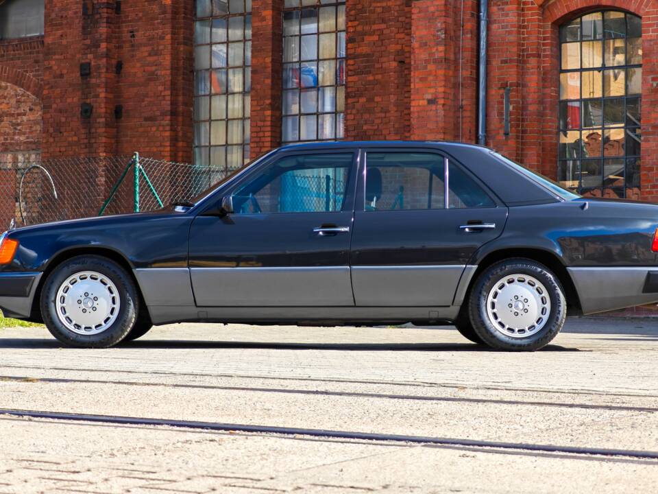 Bild 13/26 von Mercedes-Benz 300 E (1991)