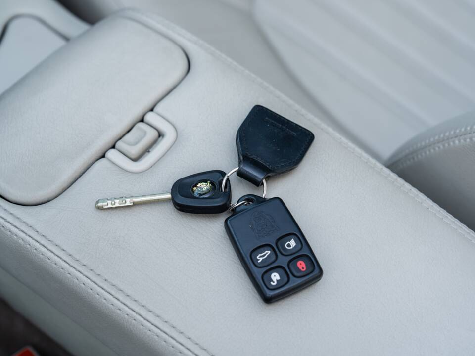 Image 27/91 de Jaguar XK8 4.0 (2000)