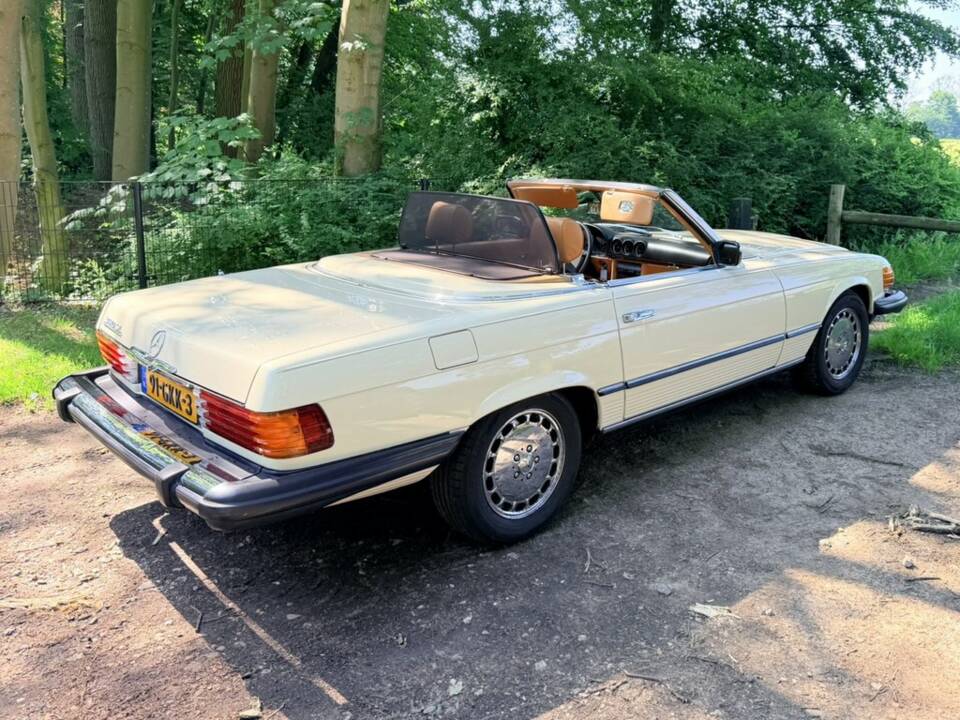 Image 6/8 de Mercedes-Benz 380 SL (1983)