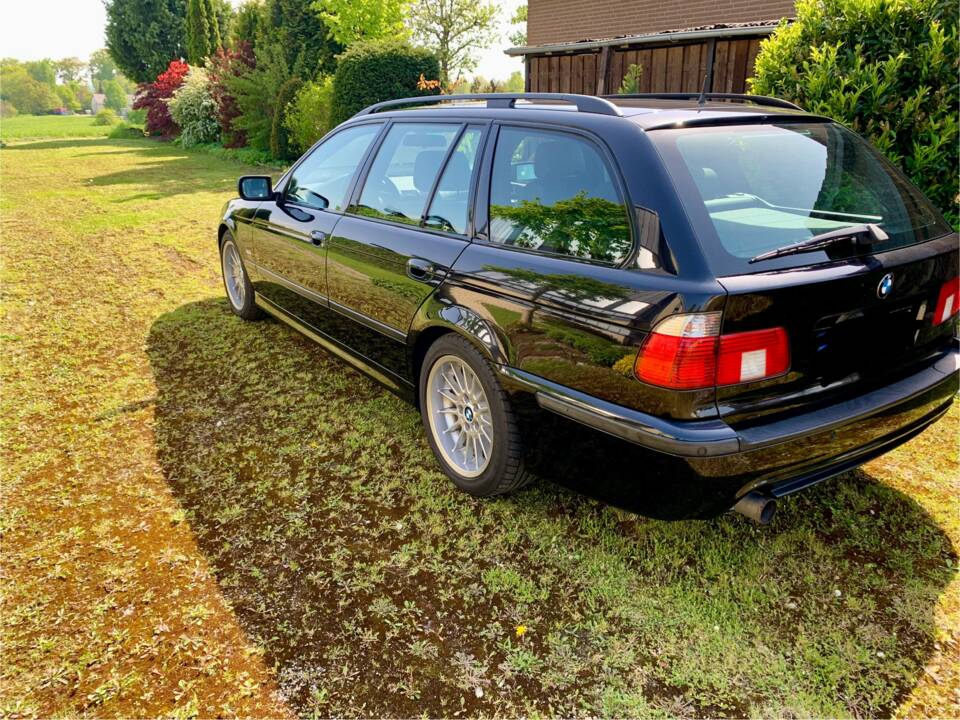 Image 16/22 de BMW 540i Touring (2002)