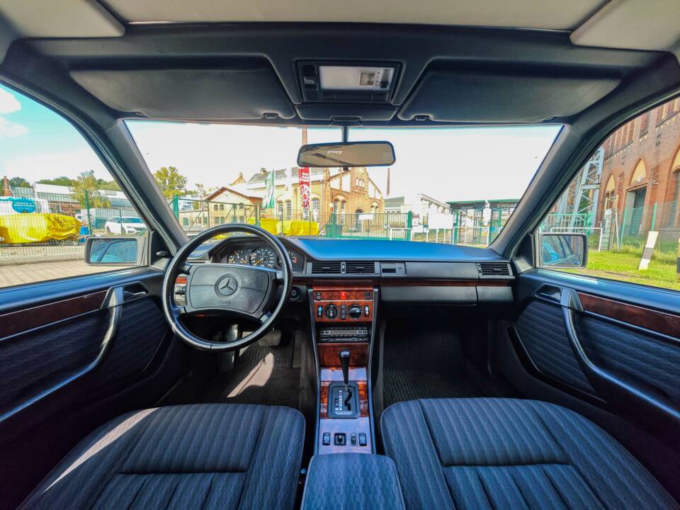 Bild 6/26 von Mercedes-Benz 300 E (1991)