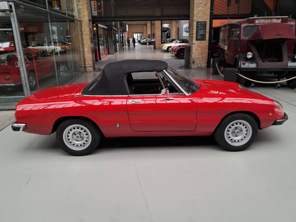 Image 25/38 of Alfa Romeo 2000 Spider Veloce (1978)