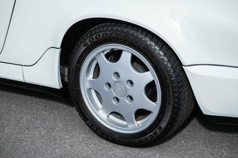 Image 16/38 of Porsche 911 Carrera 4 (1990)