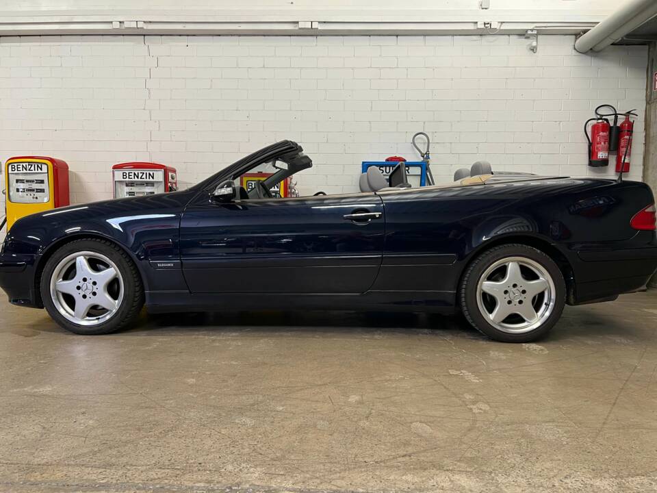 Image 2/17 of Mercedes-Benz CLK 320 (2001)
