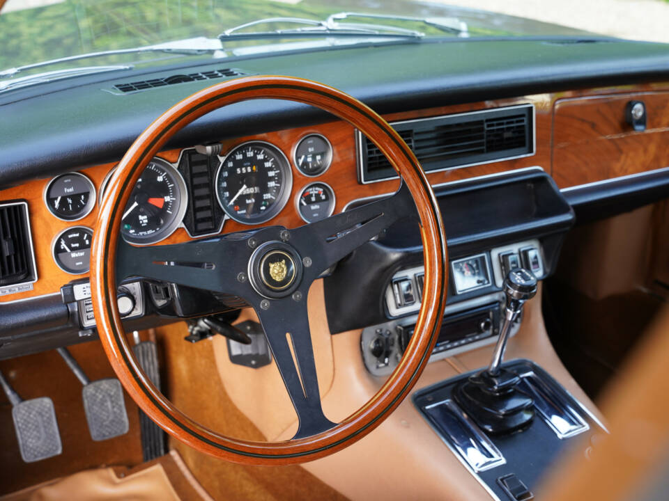Bild 21/50 von Jaguar XJ 6 L 4.2 (1975)