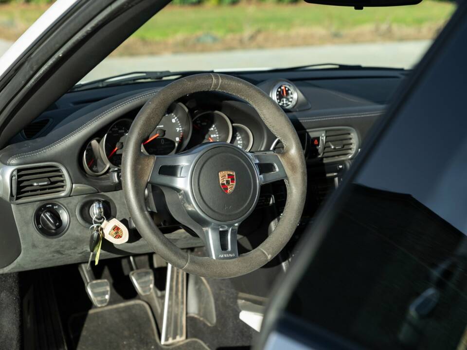 Image 24/49 of Porsche 911 Carrera 4 GTS (2011)