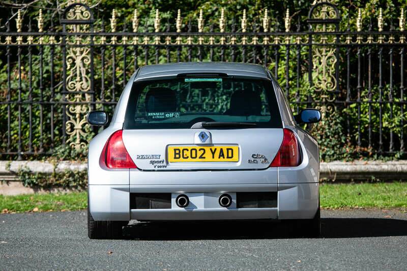 Image 7/40 of Renault Clio II V6 (2002)