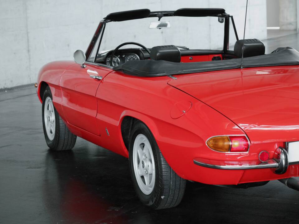 Immagine 11/47 di Alfa Romeo 1300 Spider Junior (1969)