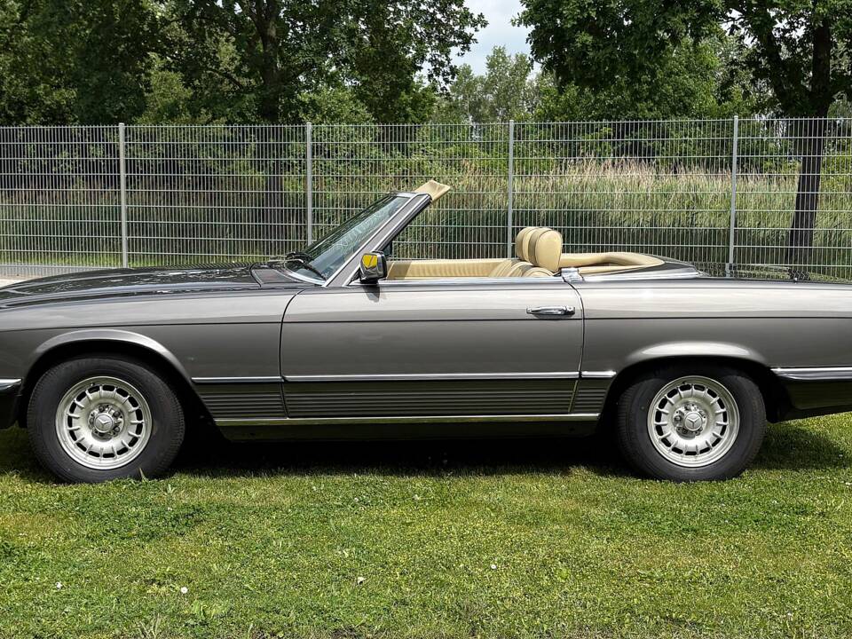Image 12/24 de Mercedes-Benz 280 SL (1984)