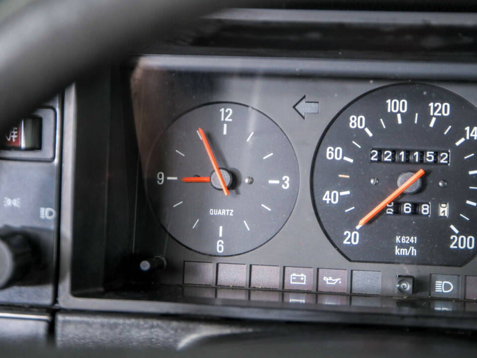 Image 16/50 of Volvo 240 (1987)