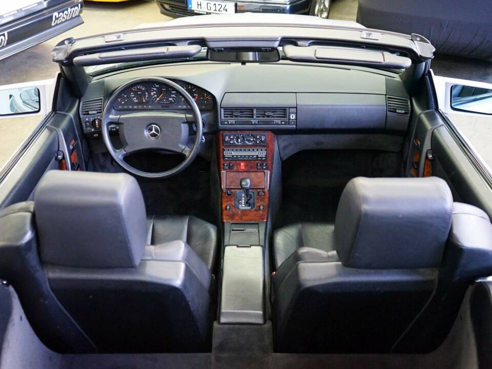 Image 11/38 of Mercedes-Benz 500 SL (1991)