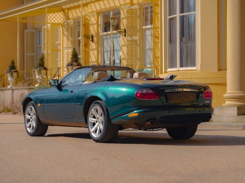 Image 44/49 of Jaguar XK8 4.2 (2003)