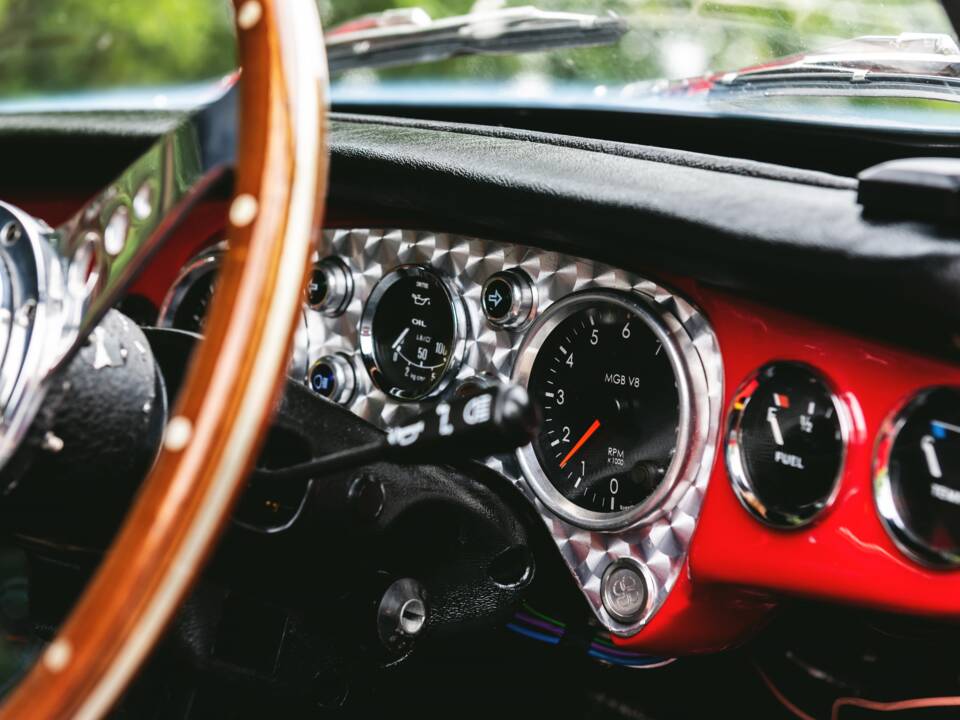 Image 32/50 of MG MGB GT V8 (1977)