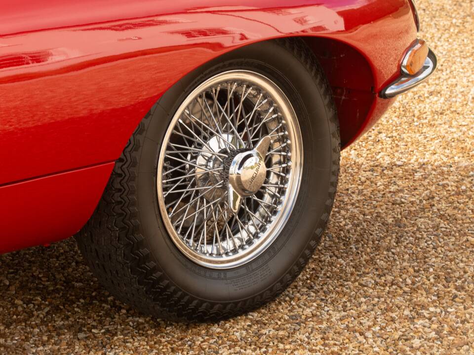 Image 40/50 de Jaguar E-Type (1967)