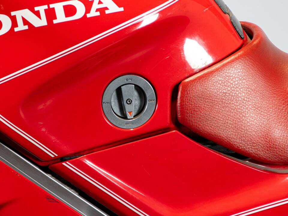 Bild 15/50 von Honda VFR 750R RC 30 (1988)