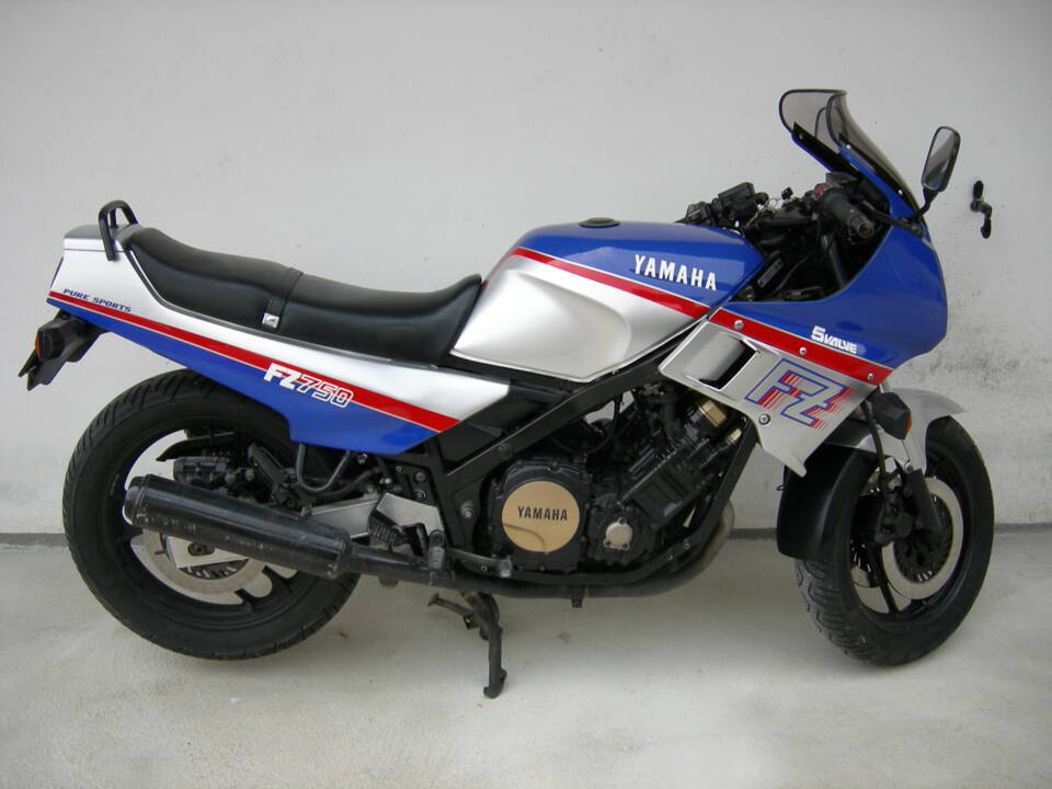 Imagen 1/11 de Yamaha DUMMY (1985)