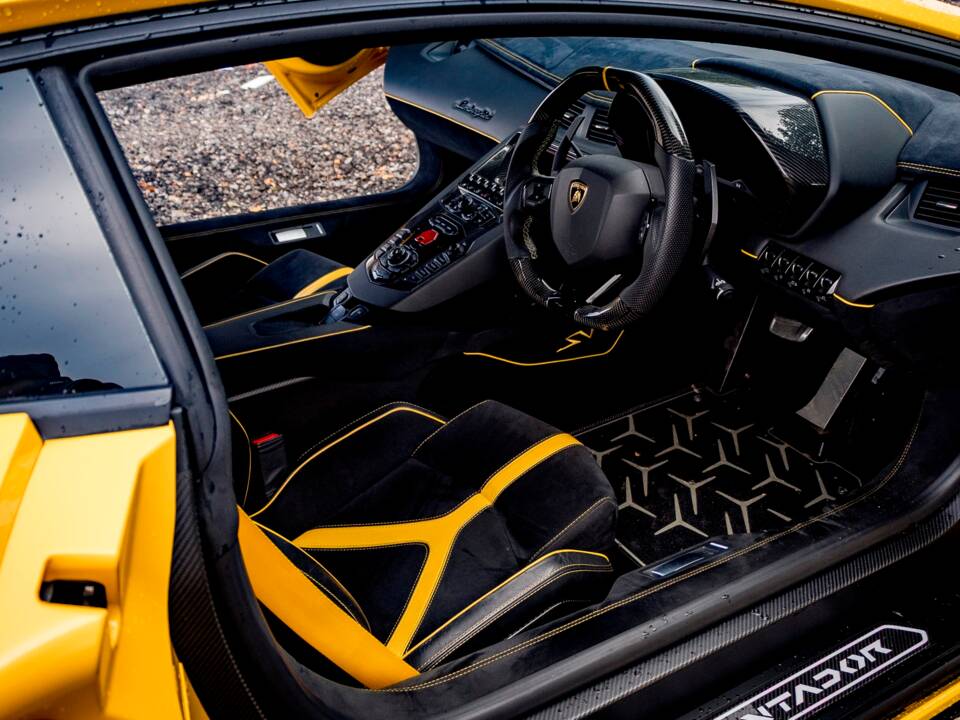 Image 4/21 of Lamborghini Aventador LP 750-4 SV (2016)