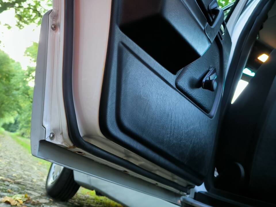 Image 46/78 de Mercedes-Benz 190 E 1.8 (1992)