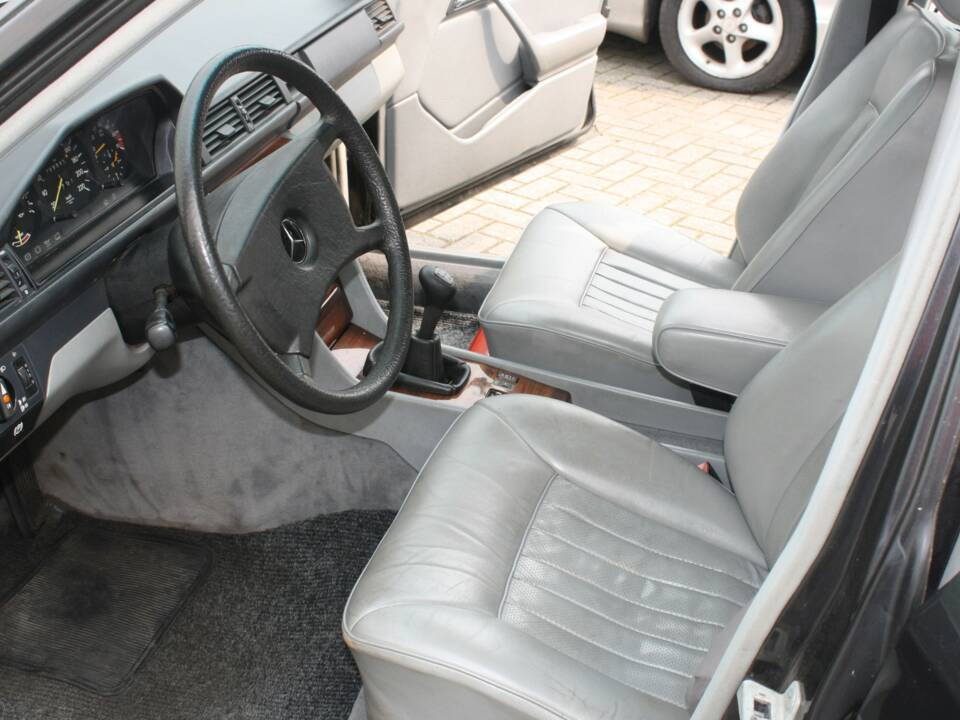 Immagine 3/13 di Mercedes-Benz 230 E (1986)
