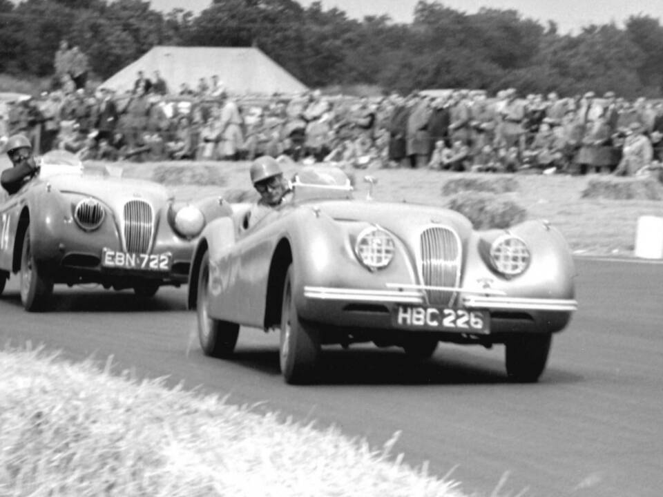 Image 13/50 of Jaguar XK 120 OTS (1950)